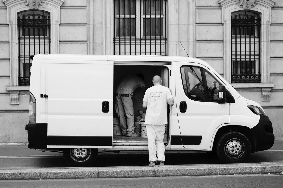 Ein weißer Transporter steht zum Beladen am Straßenrand