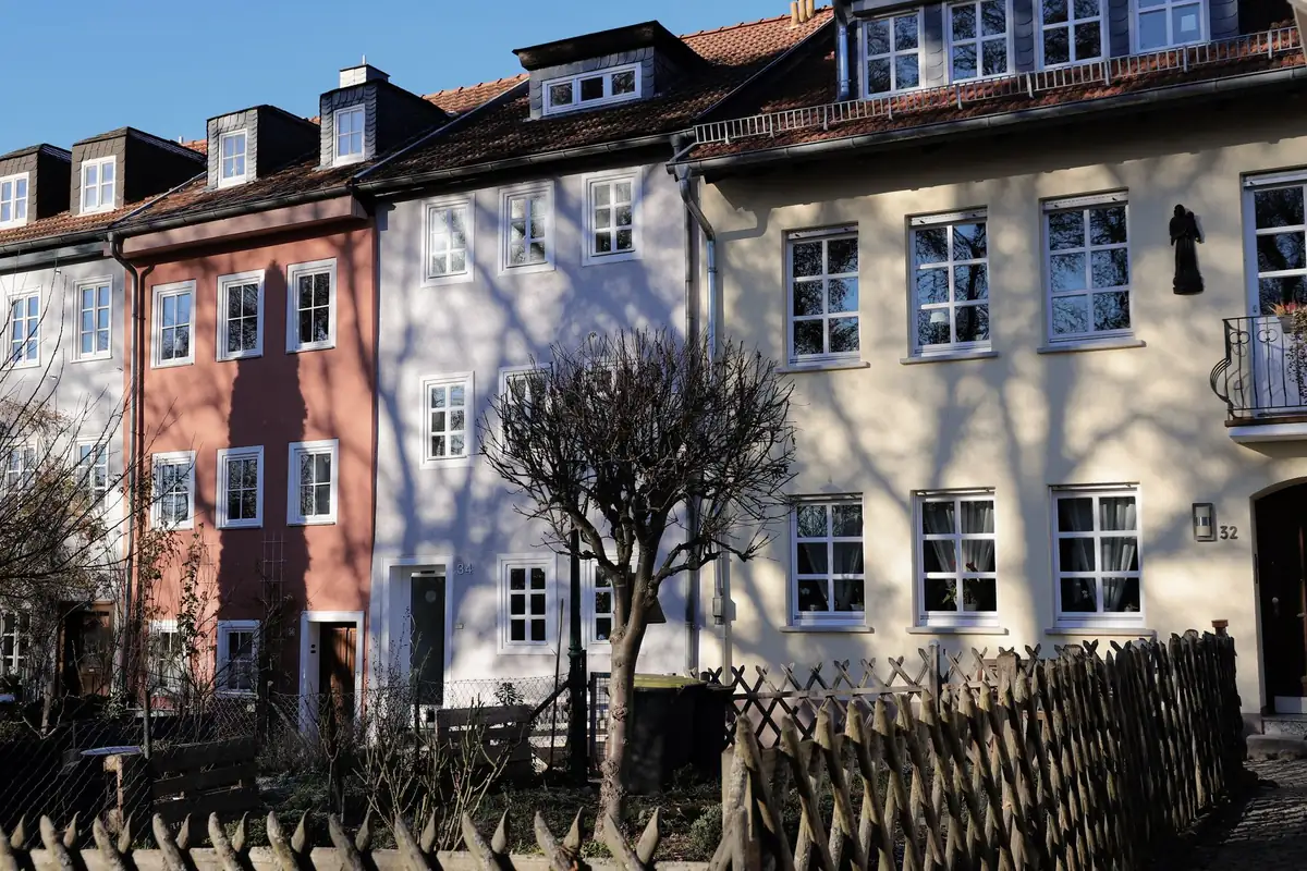Mehrfamilienhäuser säumen eine ruhige deutsche Wohnstraße