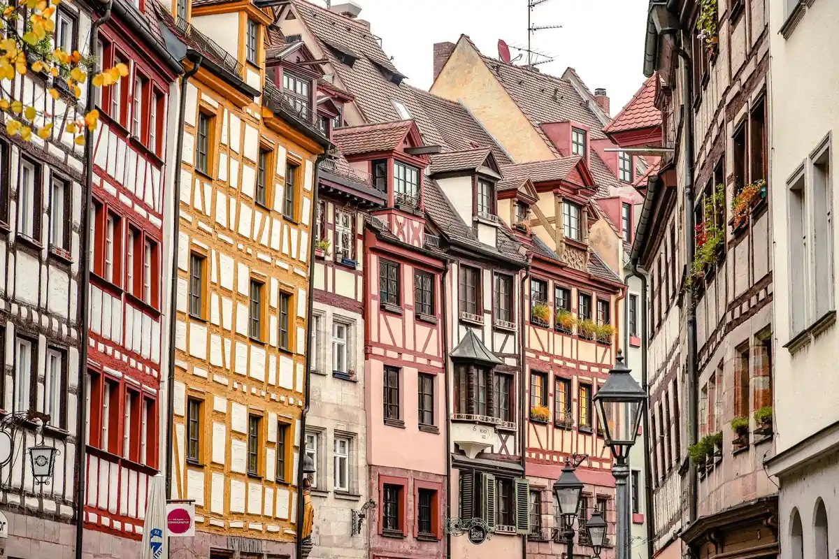 Mehrgeschossige deutsche Stadthäuser stehen dicht an einer Straße
