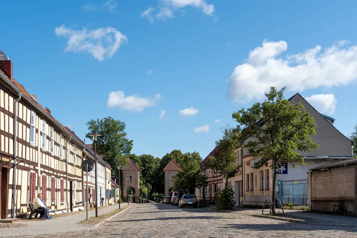 Eine ruhige Straße führt zwischen niedrigen Häusern durch einen deutschen Ort