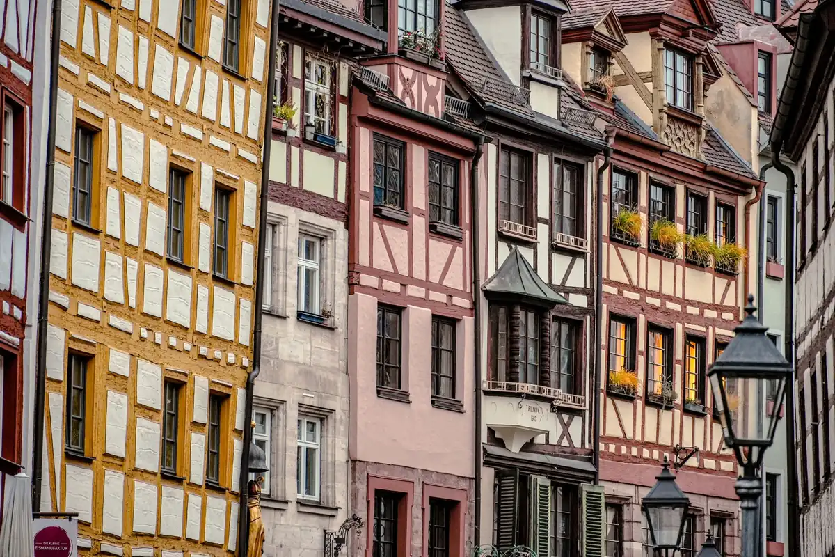 Historische deutsche Stadthäuser bilden eine geschlossene Straßenzeile