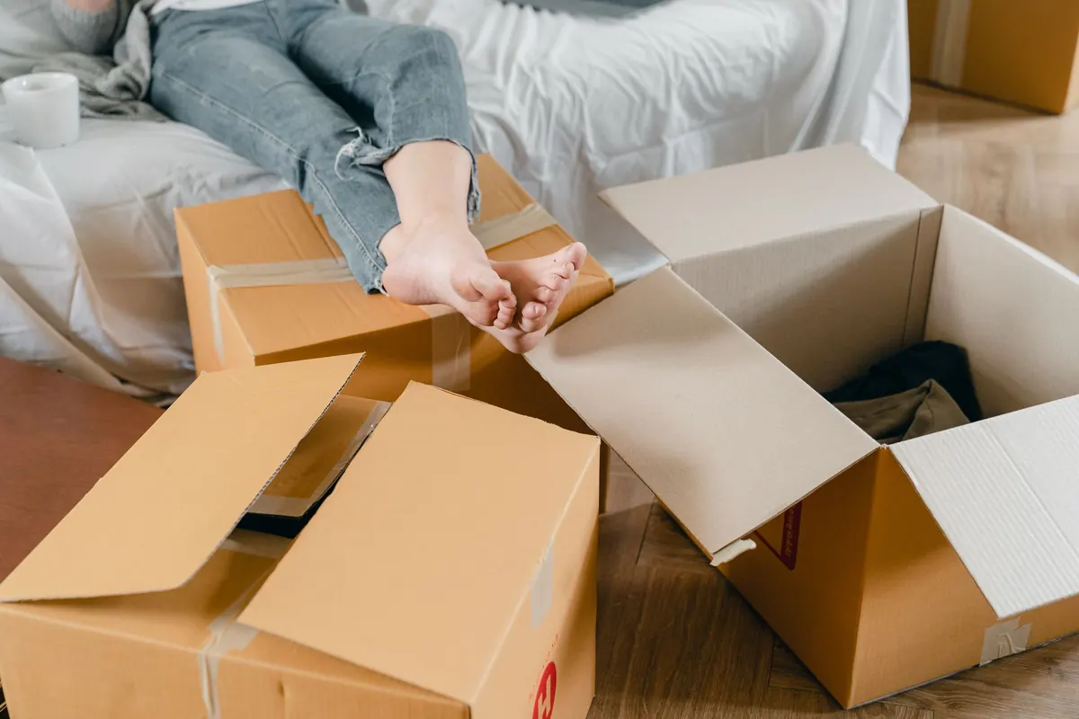 Flache Kartons werden für das Packen aufgefaltet